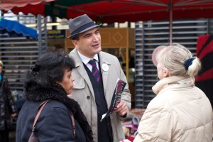 YD marchéPabloPicasso 300x200 La distribution de tracts par Yacine Djaziri pour la campagne de François Hollande.