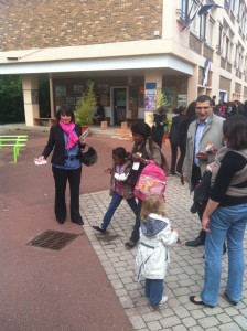 3 224x300 Rencontre avec les parents délèves aux sorties des écoles